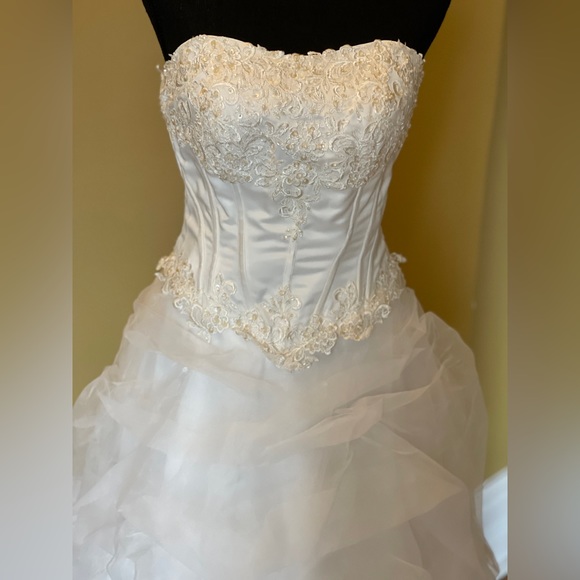 Wedding gown - Picture 6 of 9